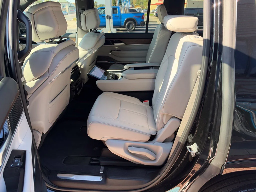 Used 2025 Black Jeep Base image 12