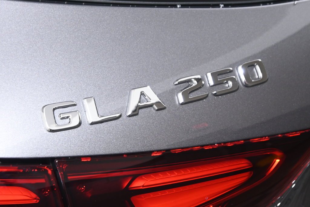 Used 2026 Mountain Grey Metallic Mercedes-Benz GLA 250 image 37