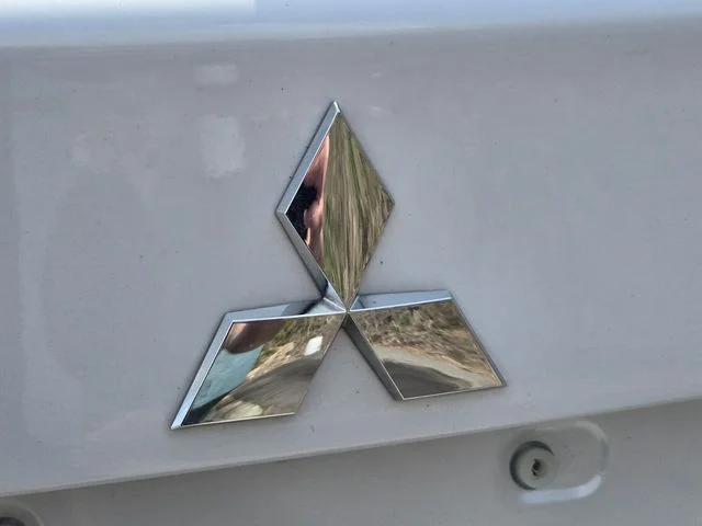 Used 2025 White Mitsubishi  image 17