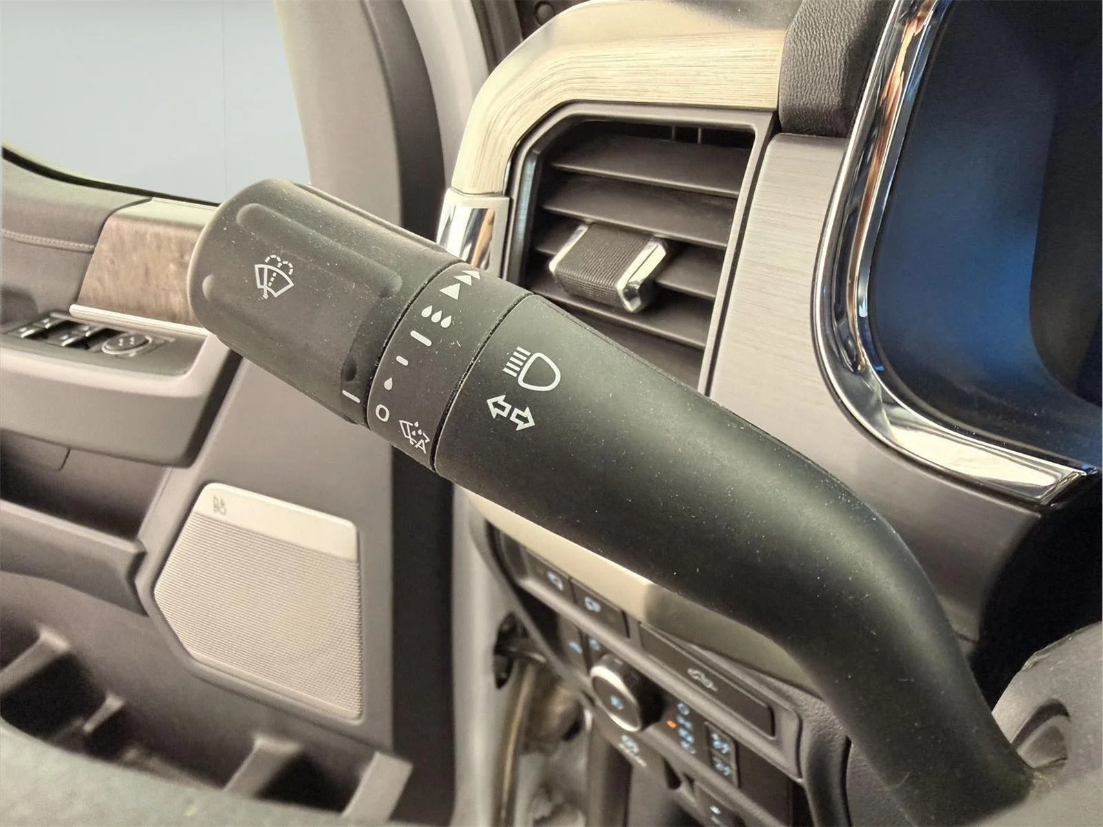 Used 2022 Space White Ford LARIAT image 30
