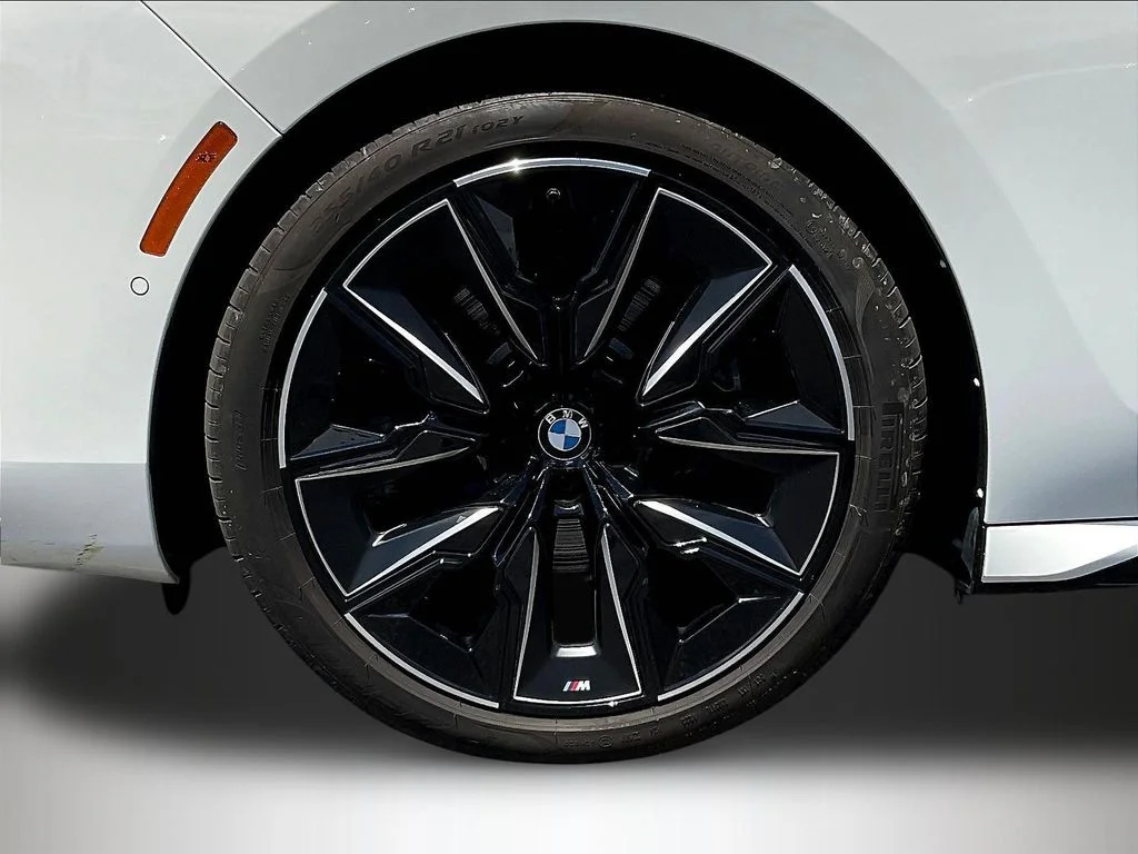 Used 2023 Alpine White BMW xDrive60 image 33