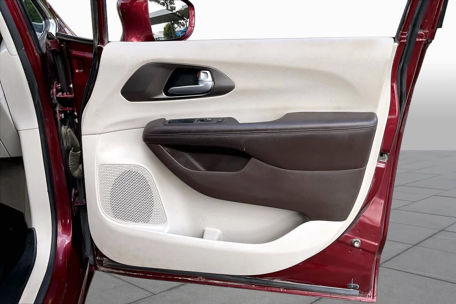 Used 2017 Velvet Red Pearlcoat Chrysler Touring-L image 21