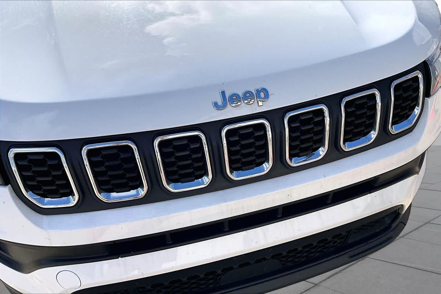 Used 2024 Bright White Clearcoat Jeep Latitude image 29