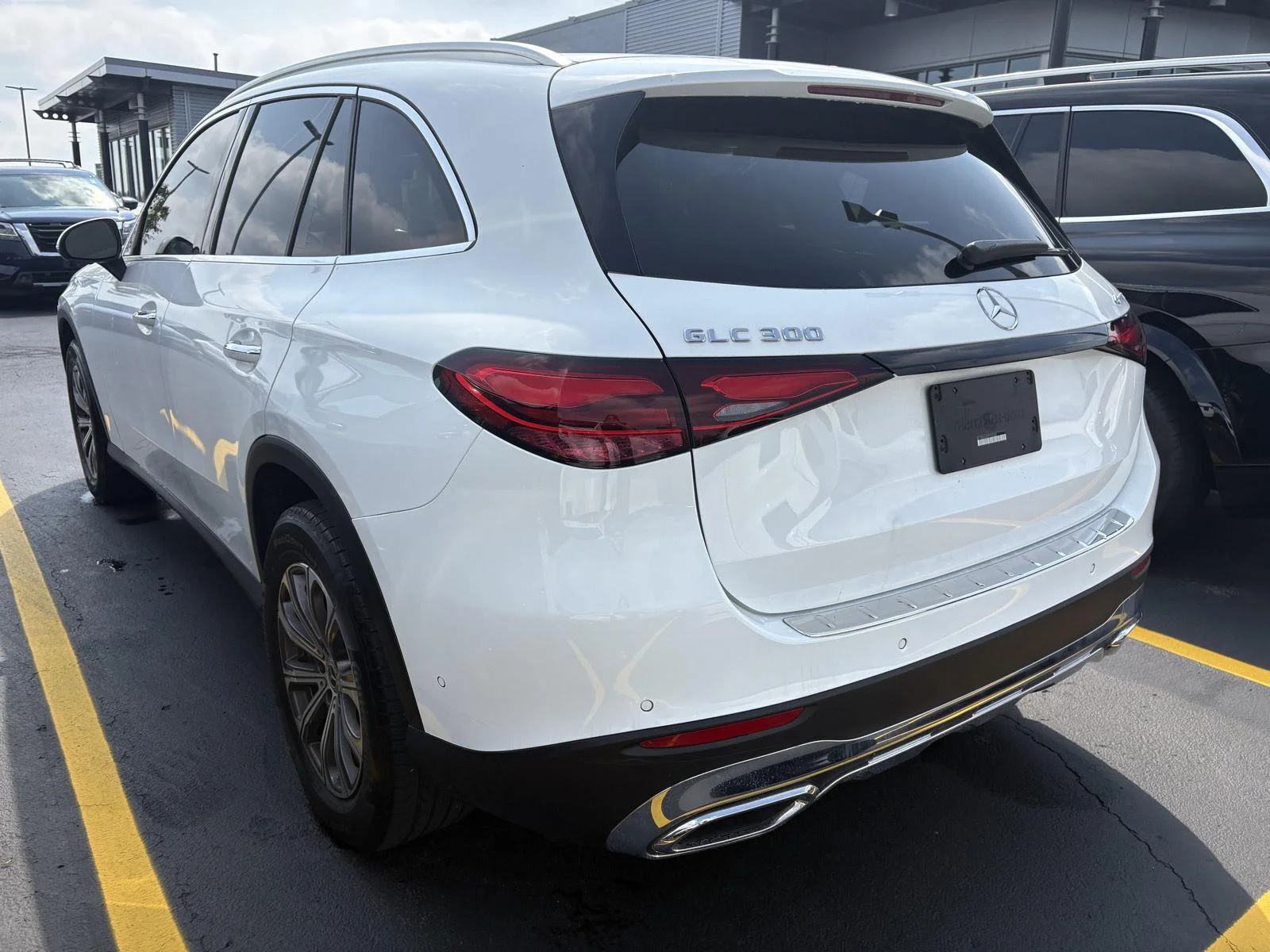 Used 2023 Polar White Mercedes-Benz GLC 300 image 4