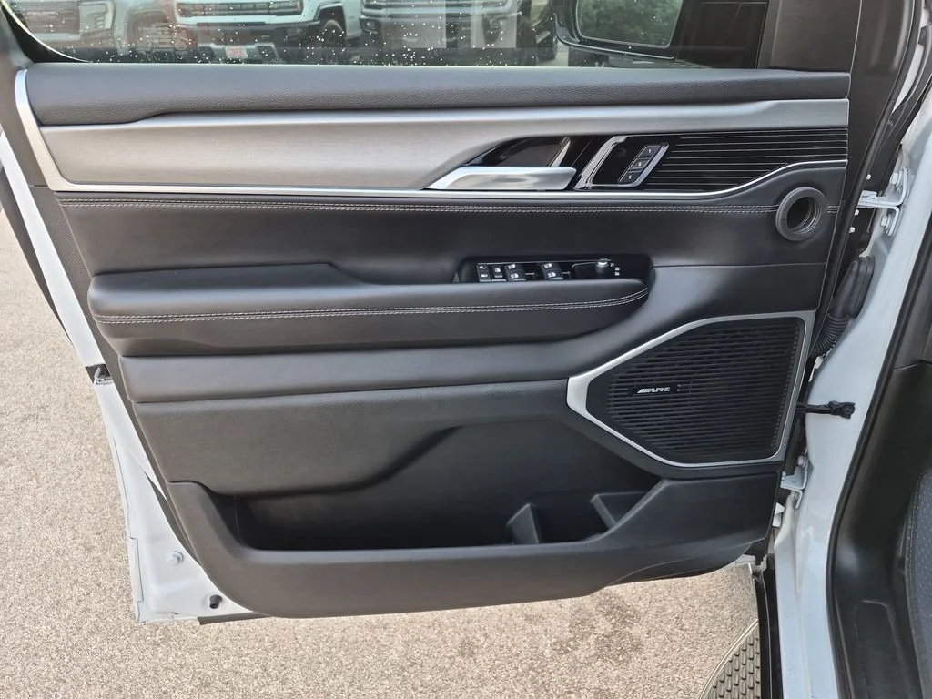 Used 2023 White Jeep Base image 19