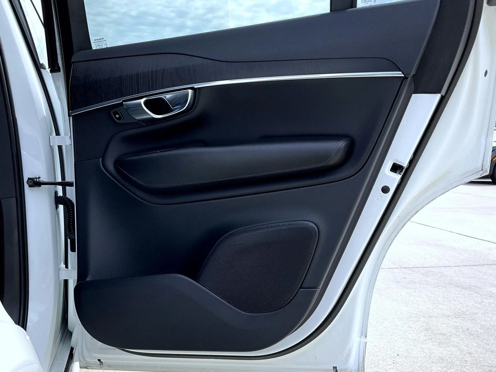 Used 2020 White Volvo T5 Momentum image 18