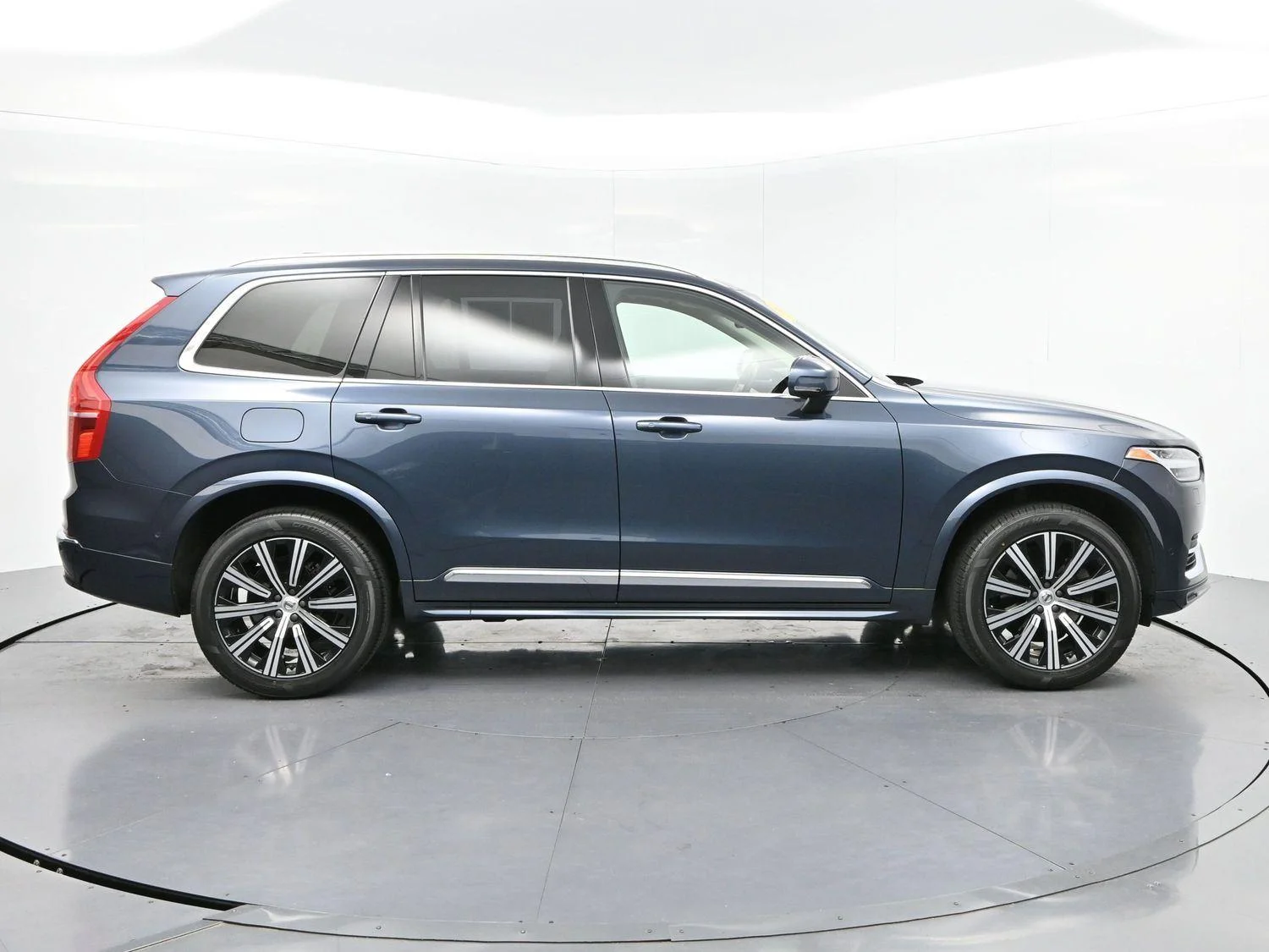 Used 2023 Blue Volvo Plus image 4
