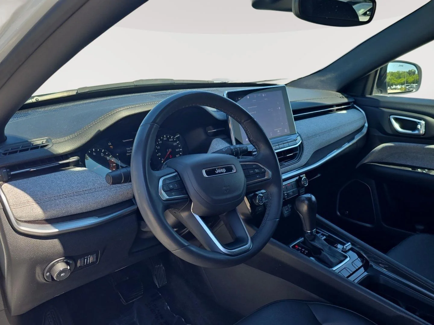 Used 2023  Jeep Latitude Lux image 5