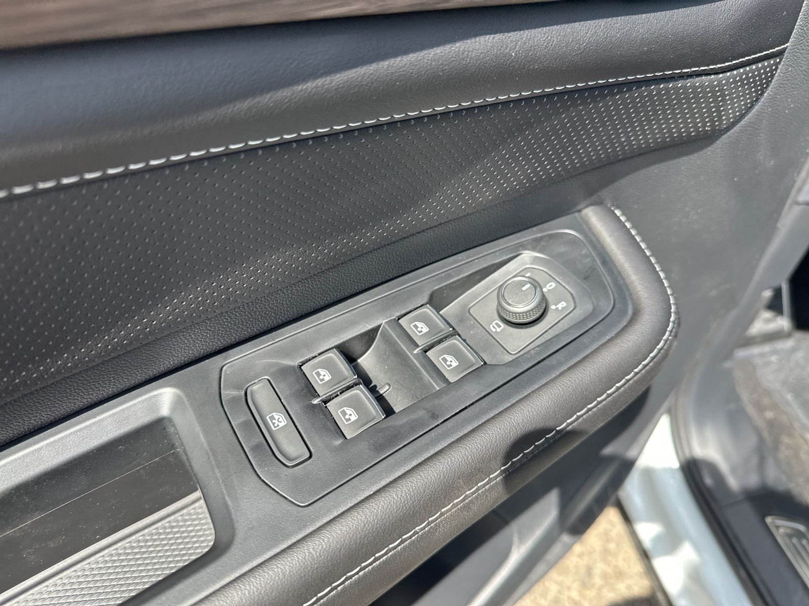 New 2026 White/off-white Volkswagen 2.0T SEL Premium R-Line image 18