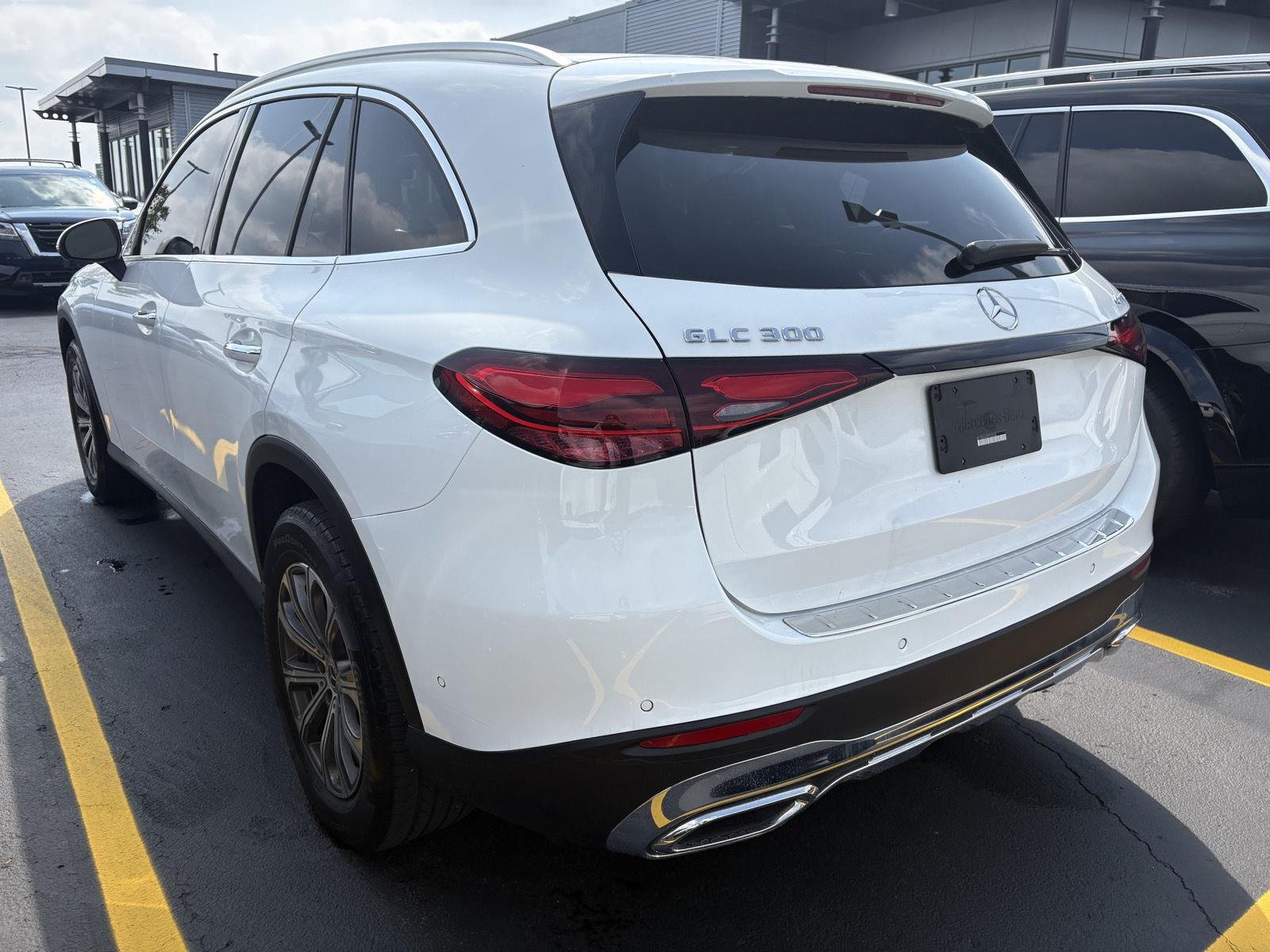 Used 2023 Polar White Mercedes-Benz GLC 300 image 4