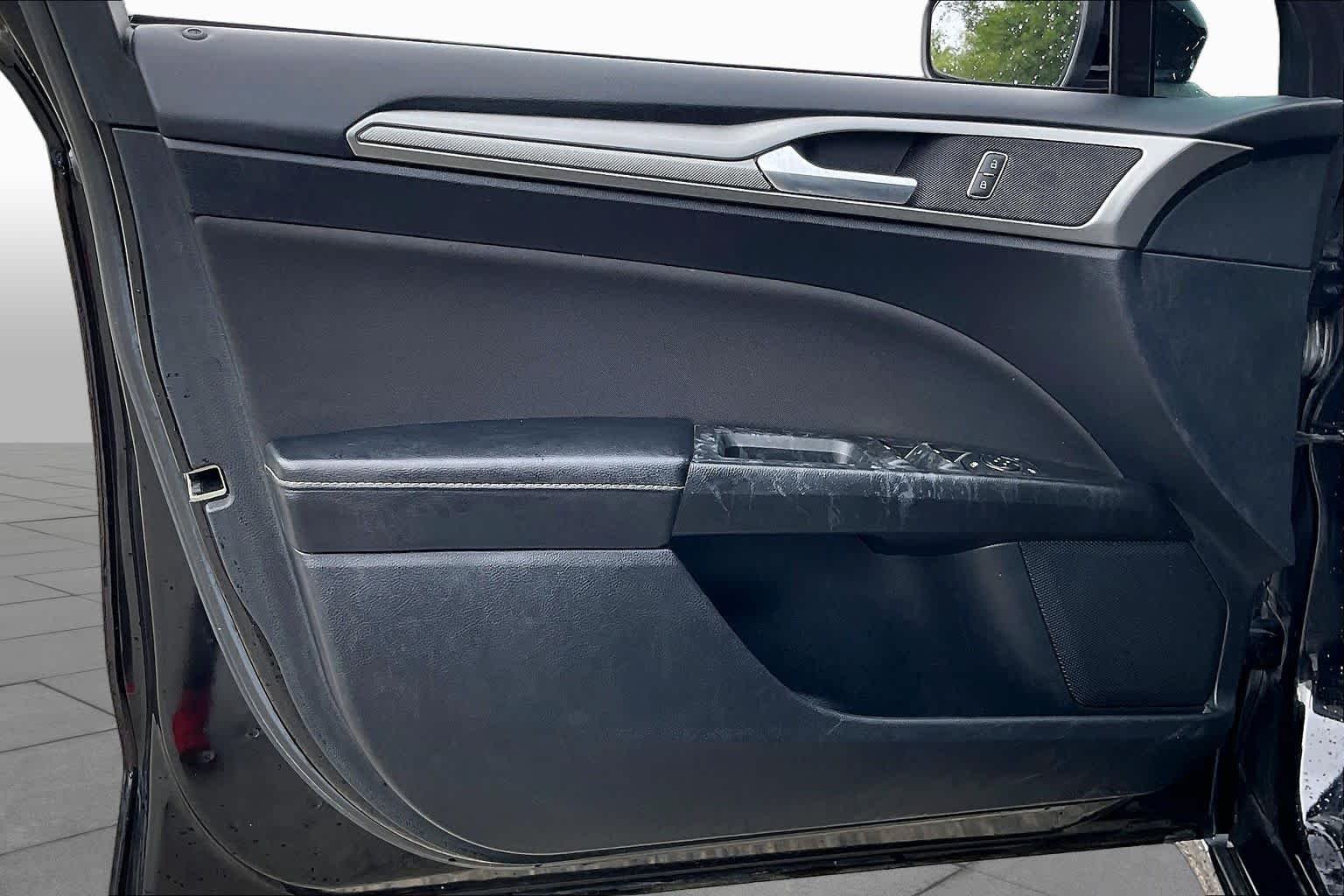 Used 2019 Agate Black Ford SE image 21