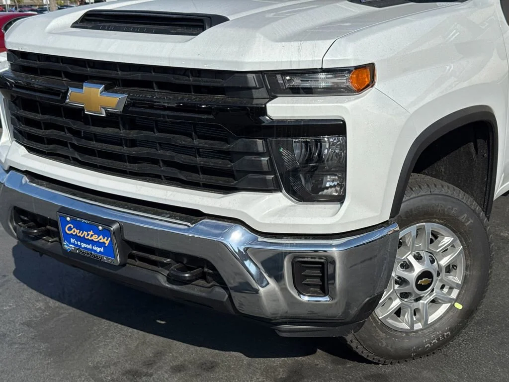 New 2026 Summit White Chevrolet WT image 3
