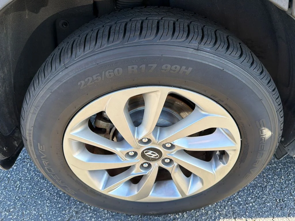 Used 2017 Black Hyundai SE Plus image 17
