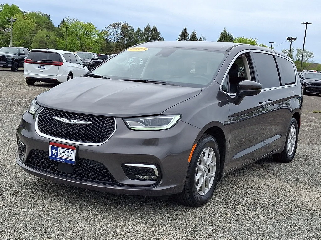 Used 2023 Granite Crystal Metallic Clearcoat Chrysler Touring L image 5