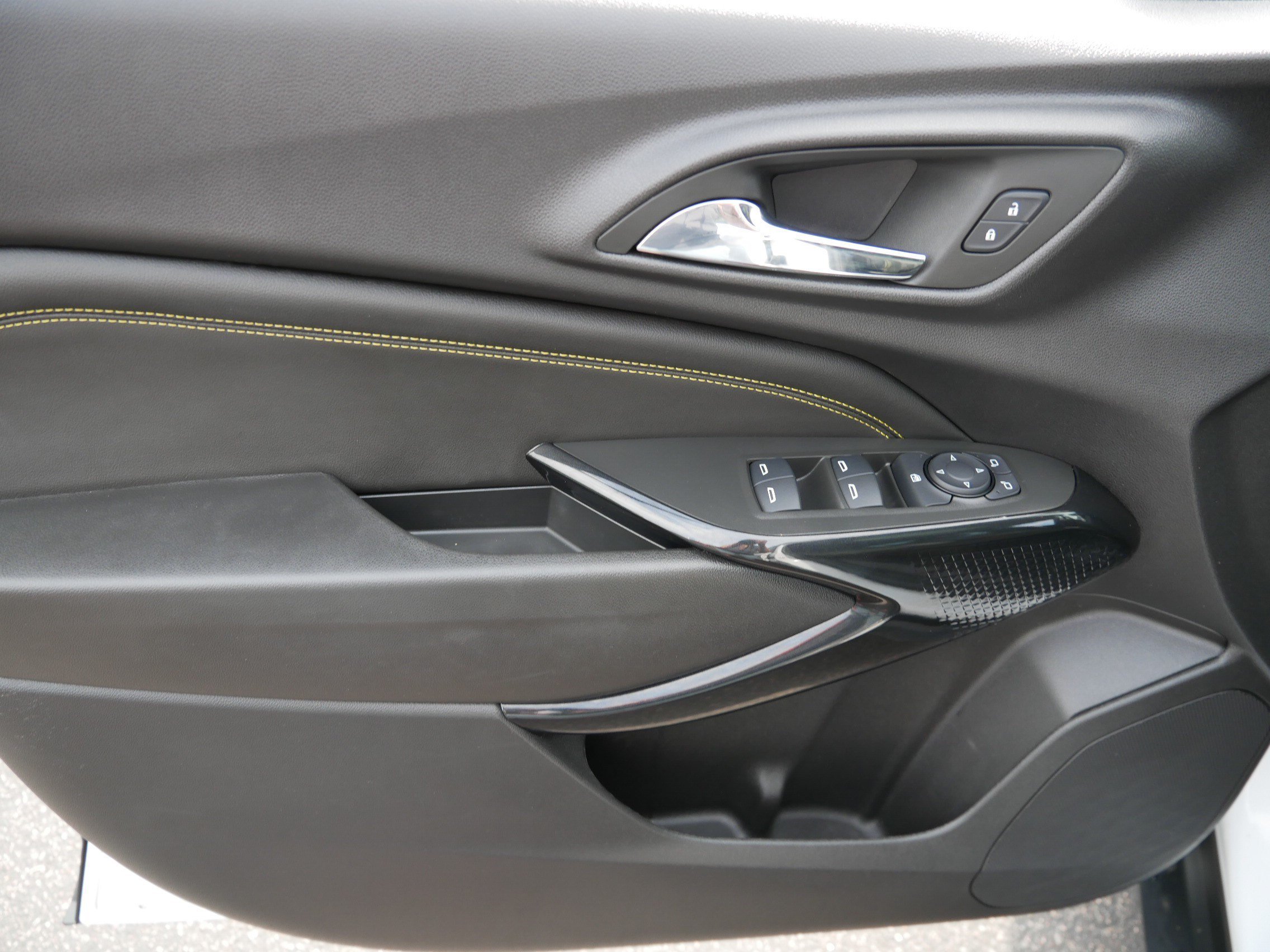 Used 2025 Summit White Chevrolet ACTIV image 19