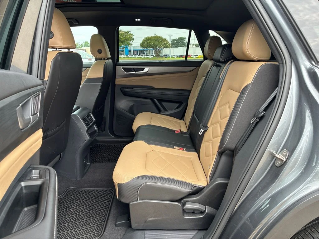 Used 2024  Volkswagen 2.0T SE w/Technology image 30