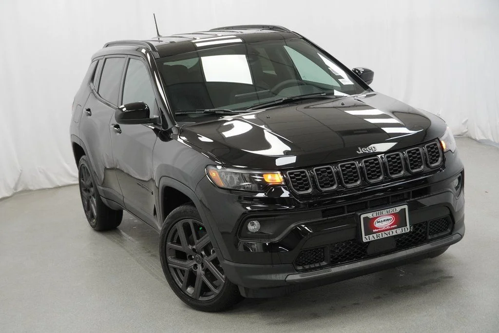 New 2026 Diamond Black Crystal Pearlcoat Jeep Latitude image 8