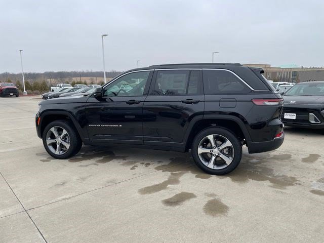 New 2026 Diamond Black Crystal Pearlcoat Jeep Limited image 2