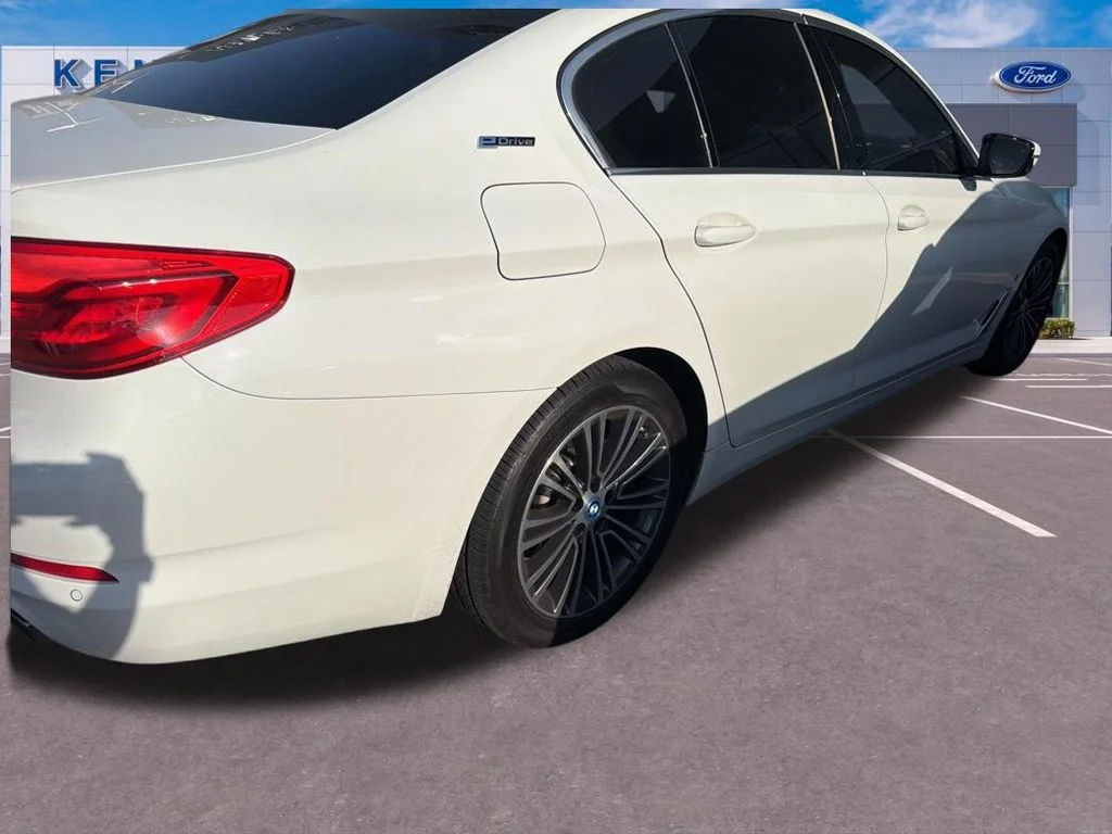 Used 2019 White BMW 530e iPerformance image 10