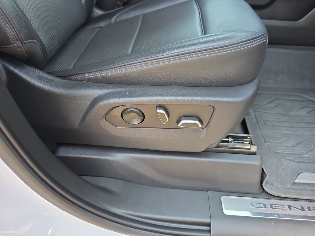 Used 2023 White GMC Denali image 37