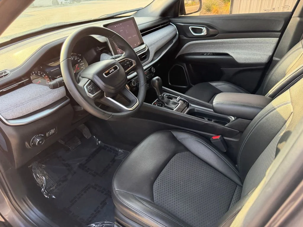 Used 2024 Gray Jeep Latitude image 12