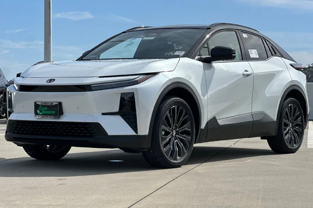 New 2027 Wind Chill Pearl with Midnight Black Metallic roof <sup>1</sup> Toyota  XSE image 8