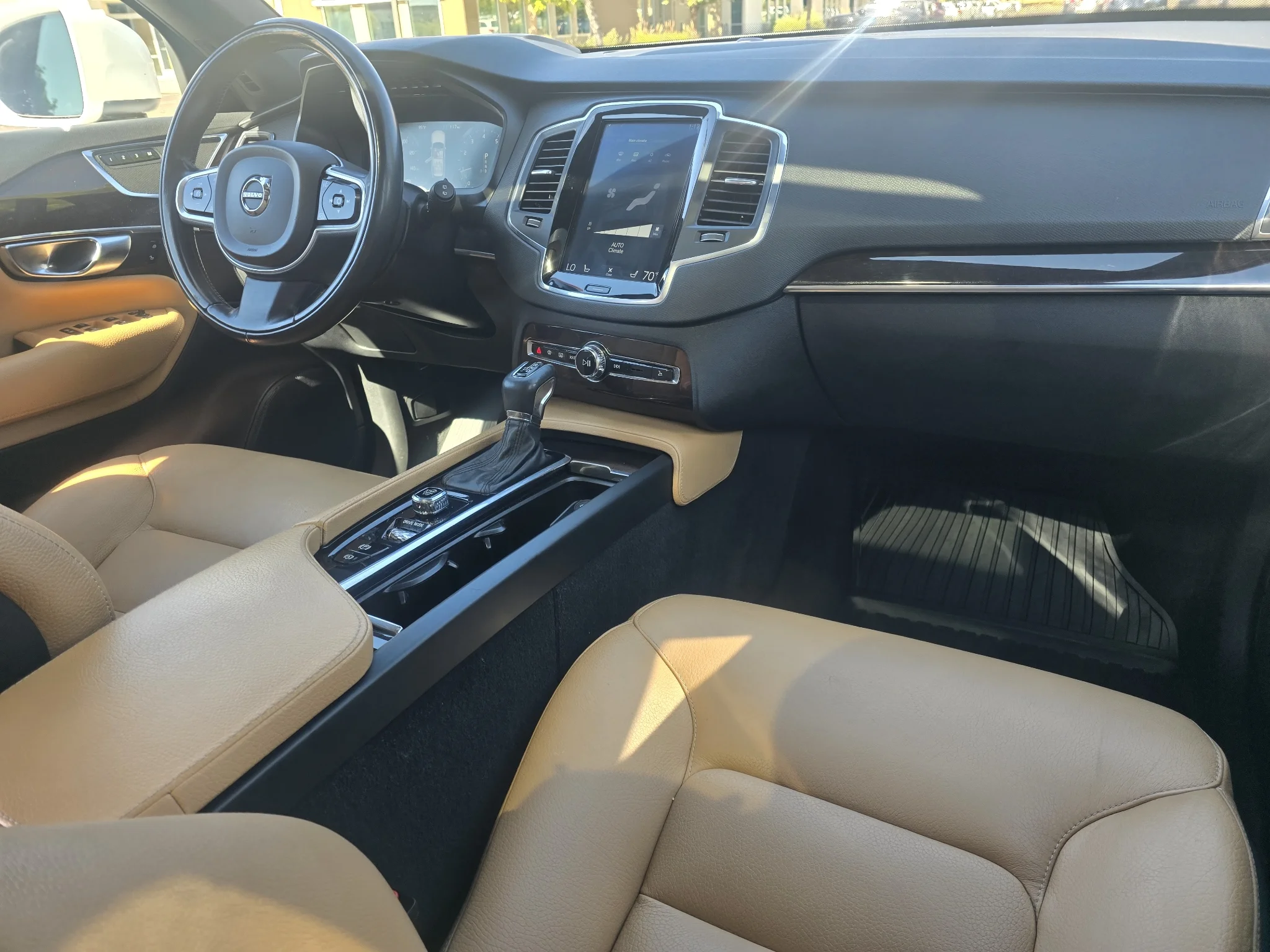 Used 2019 Crystal White Pearl Metallic Volvo Momentum image 28