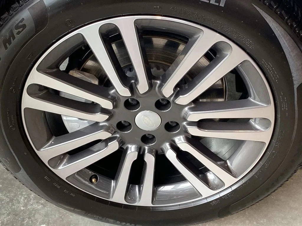 Used 2025  Land Rover SE image 28