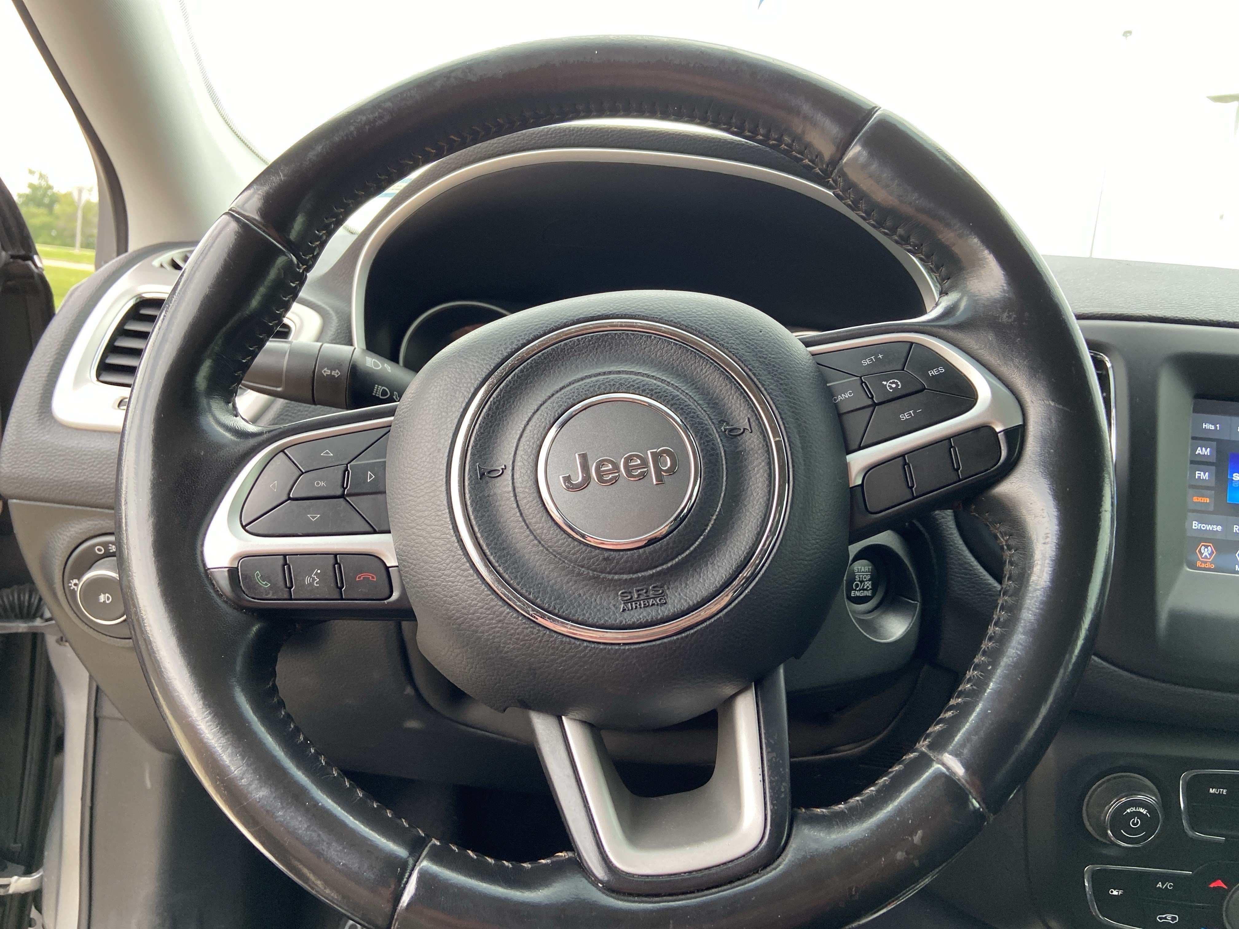 Used 2019 Billet Silver Metallic Clearcoat Jeep Latitude image 38