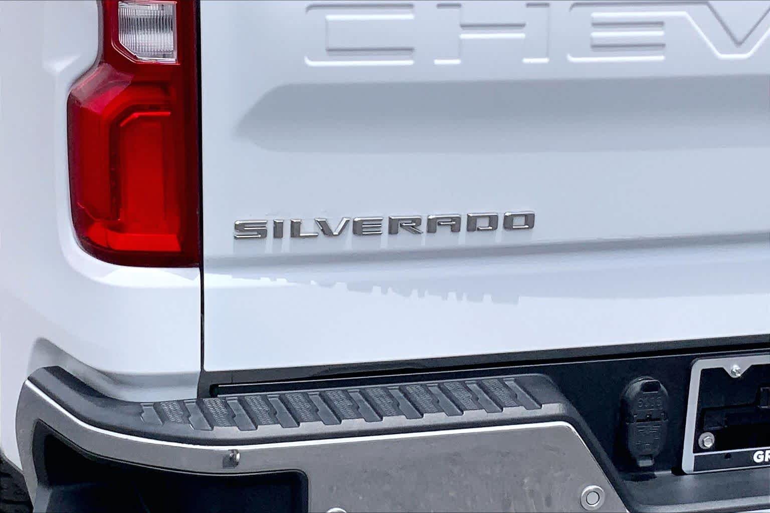Used 2022 Summit White Chevrolet LTZ image 10