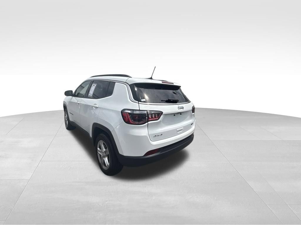Used 2024 White Jeep Latitude image 5