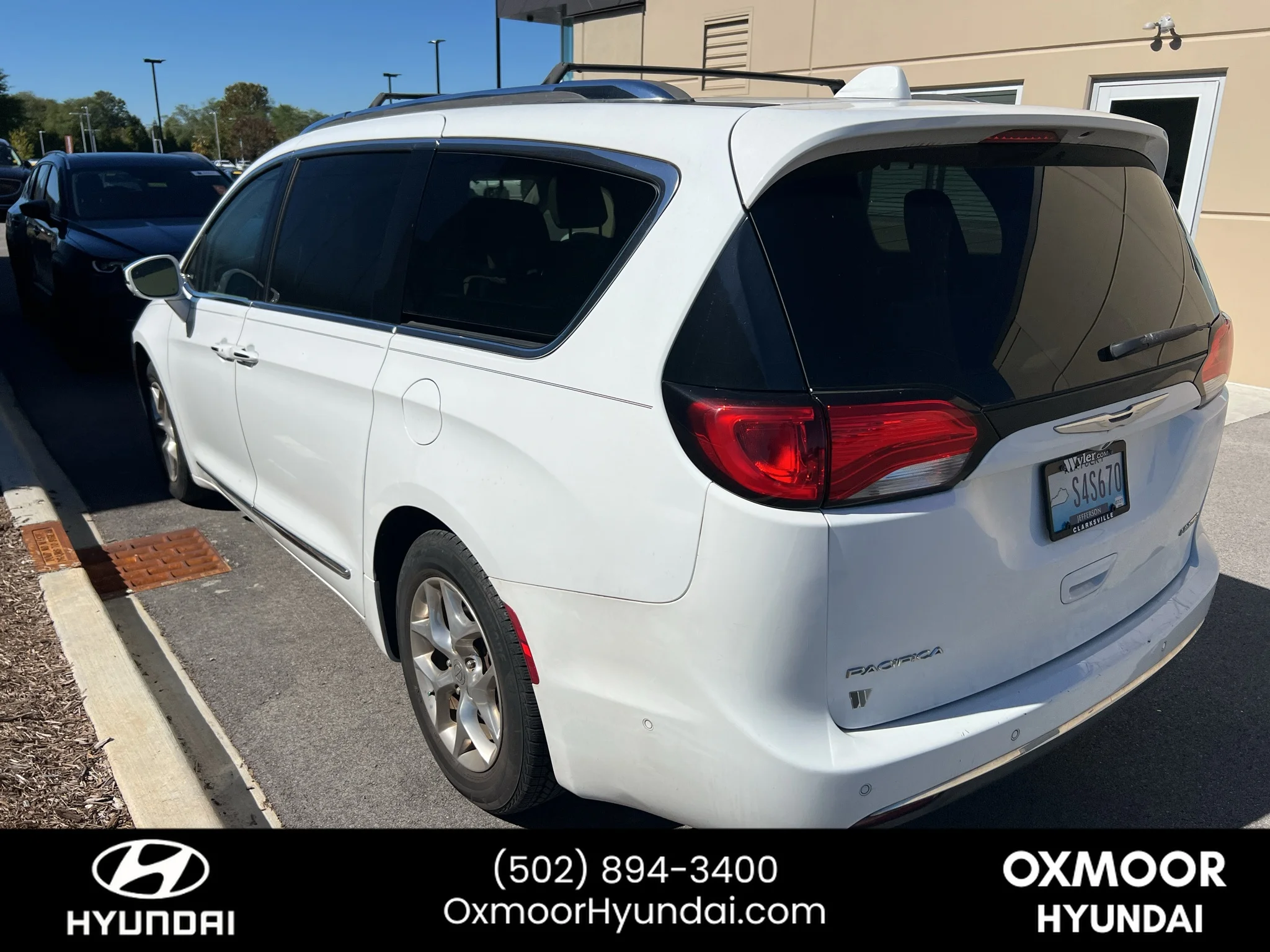 Used 2017 Bright White Clearcoat Chrysler Limited image 18