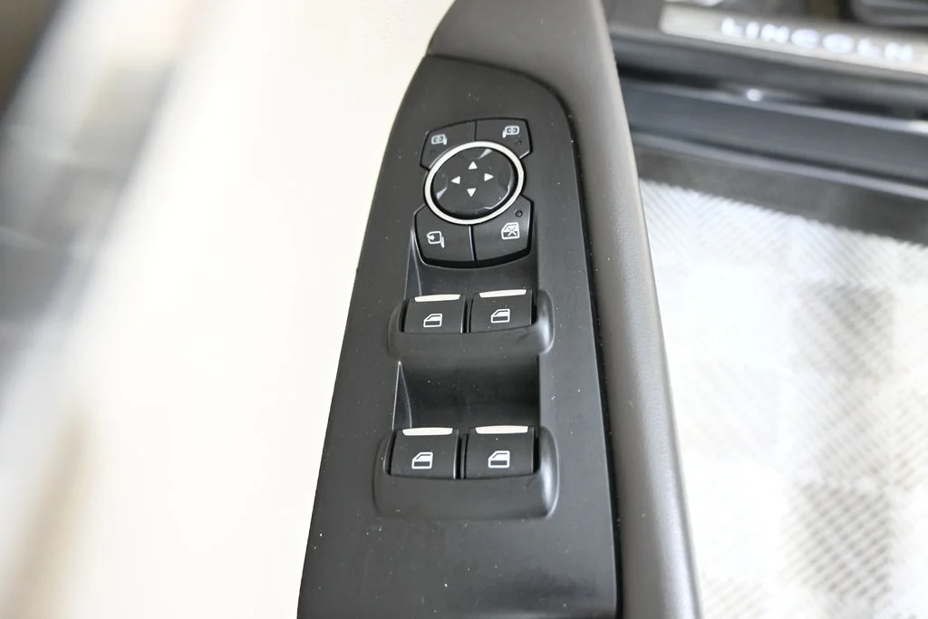 Used 2016 Black Lincoln Reserve image 19