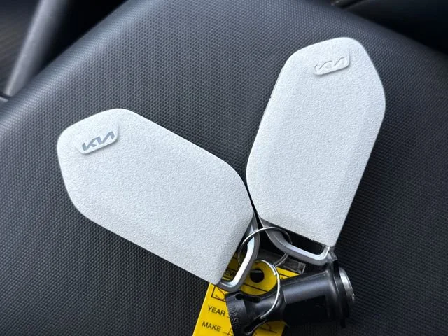 Used 2025 Glacier White Pearl Kia Light image 29