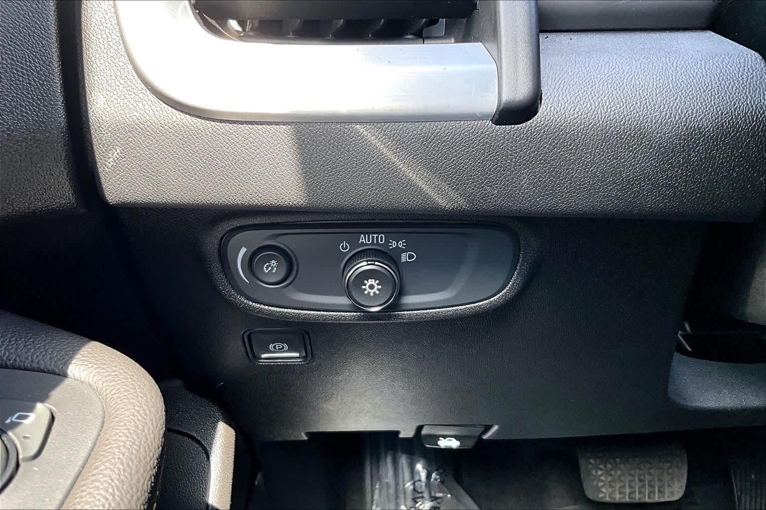 Used 2019 Ebony Twilight Metallic GMC SLE image 34