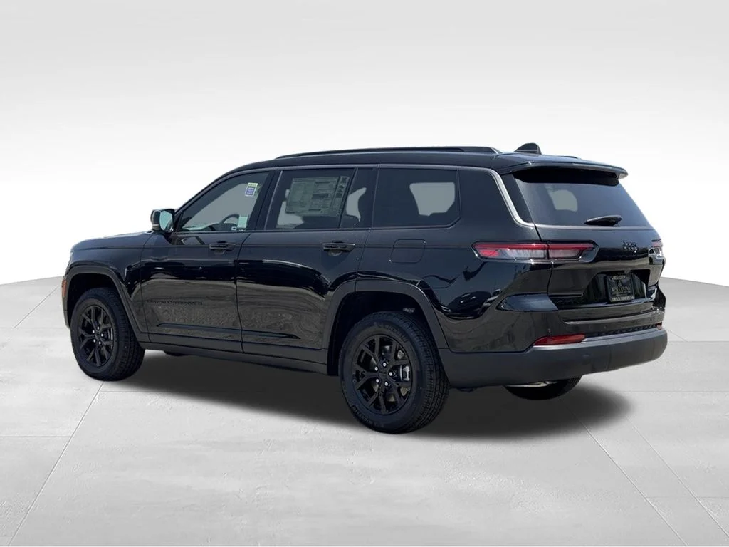 New 2026 Diamond Black Crystal Pearl-Coat Exterior Paint Jeep Altitude image 10