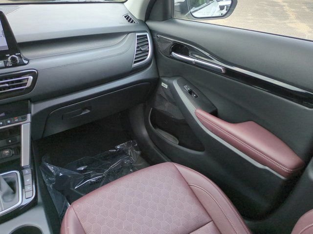 Used 2023 White Kia SX image 18