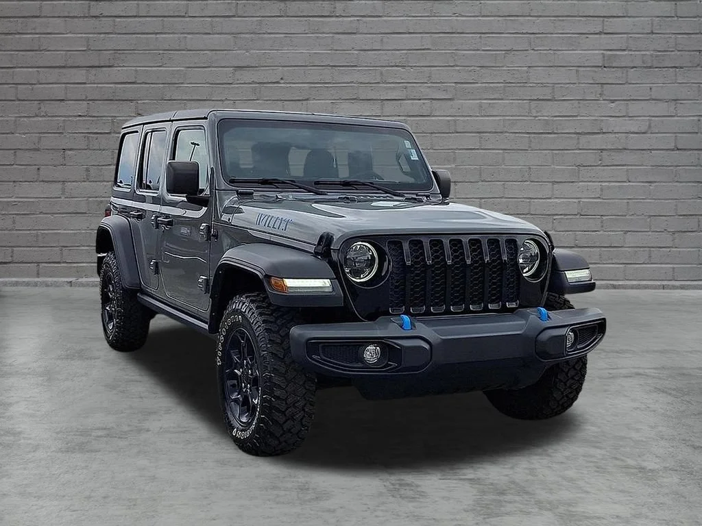Used 2023 Gray Jeep 4x4 image 2