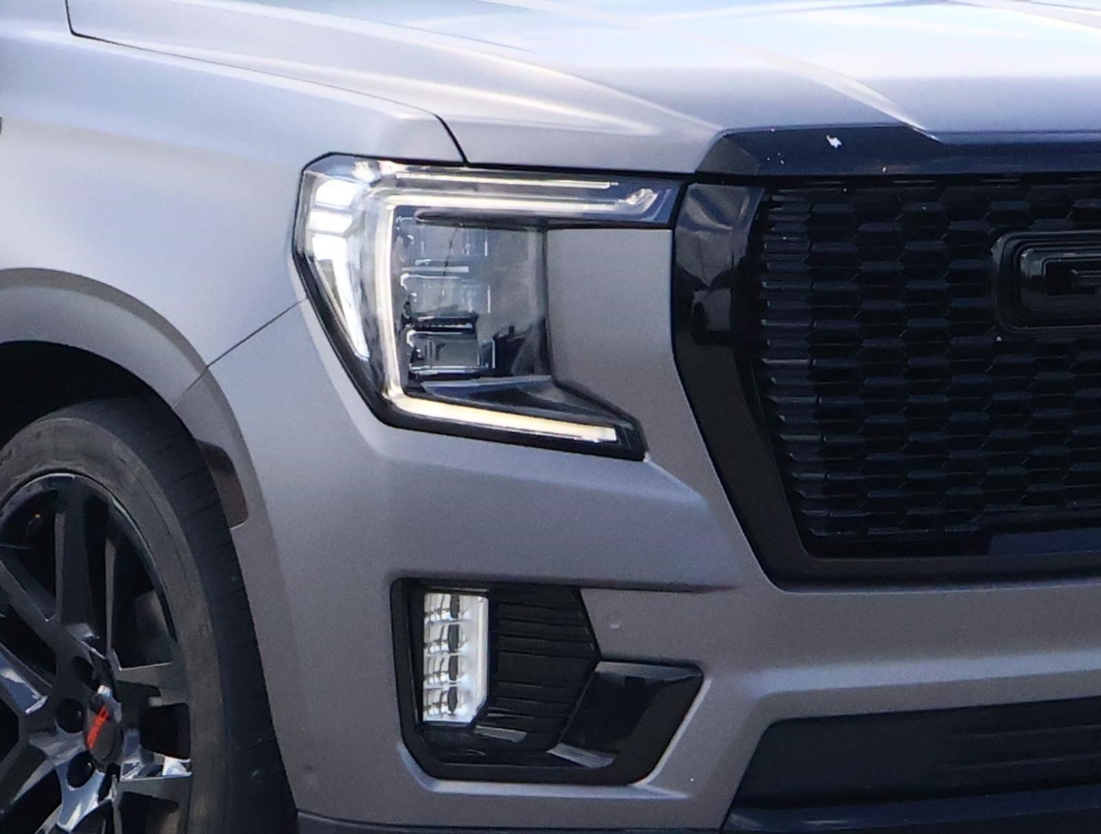 Used 2024 White Frost Tricoat GMC Denali Ultimate image 7