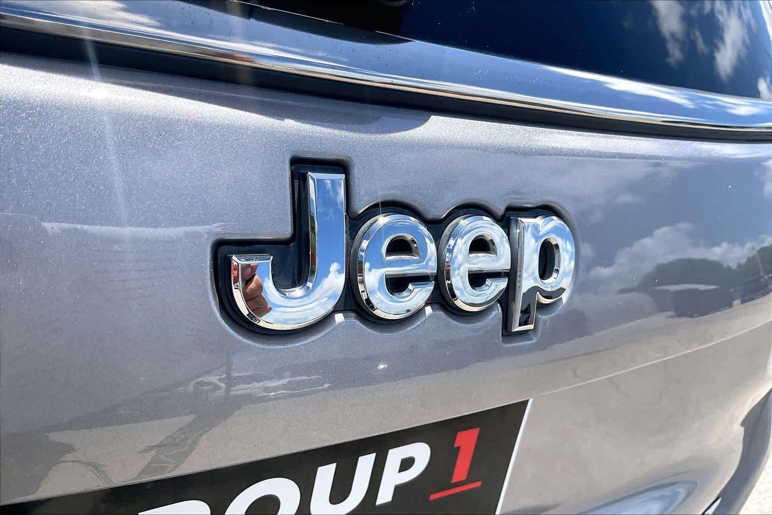 Used 2019 Billet Silver Metallic Clear Coat Jeep Latitude image 30