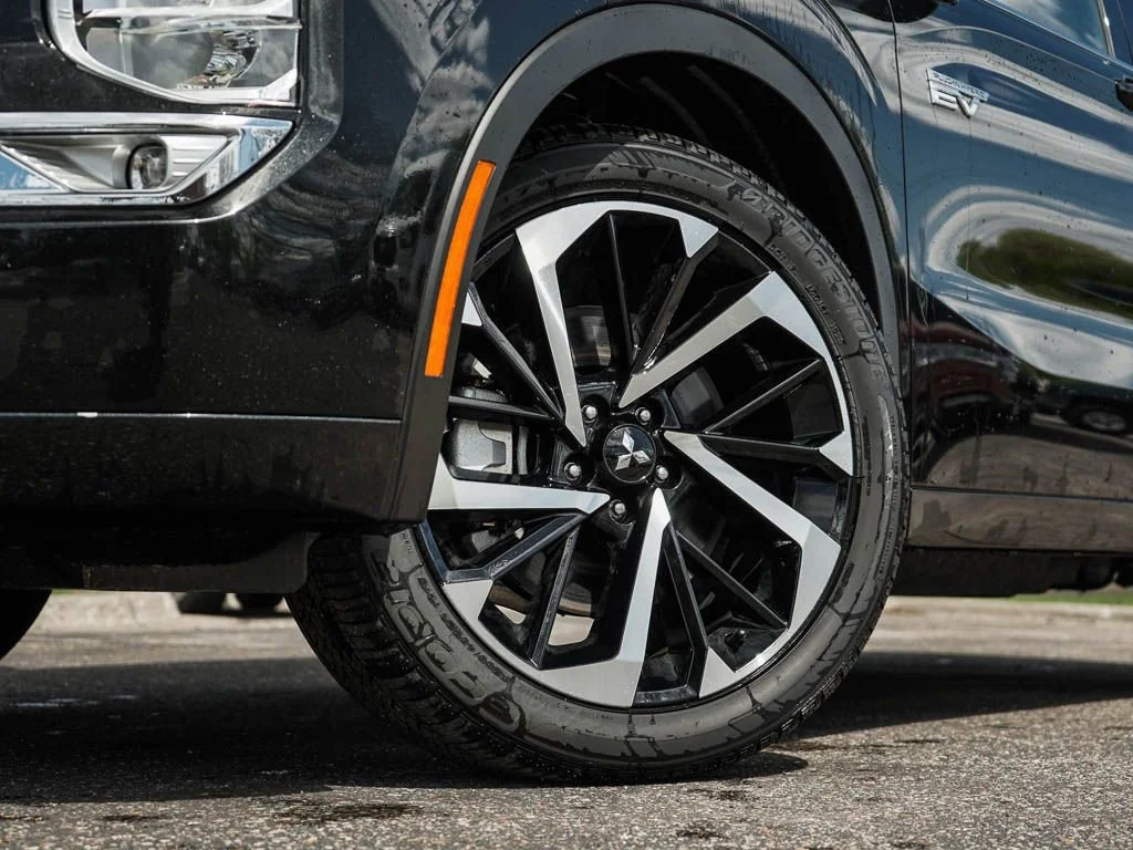 2025 Mitsubishi Outlander Plug-in Hybrid Platinum Edition - Photo 6