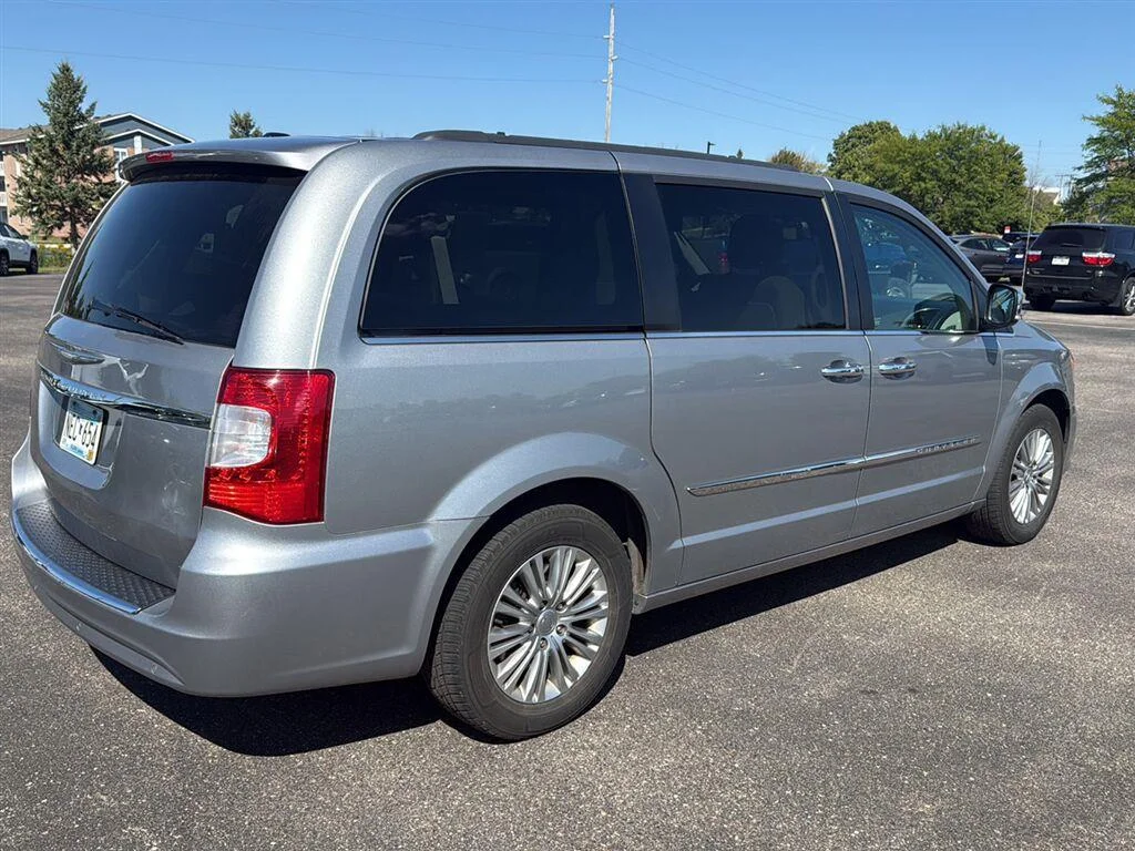 Used 2015 Billet Silver Metallic Clearcoat Chrysler Touring-L image 5