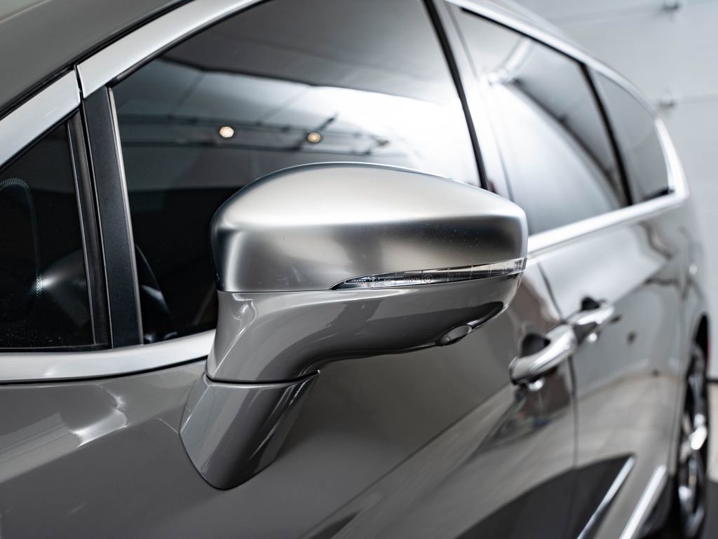 Used 2024 Ceramic Gray Clearcoat Chrysler Pinnacle image 17