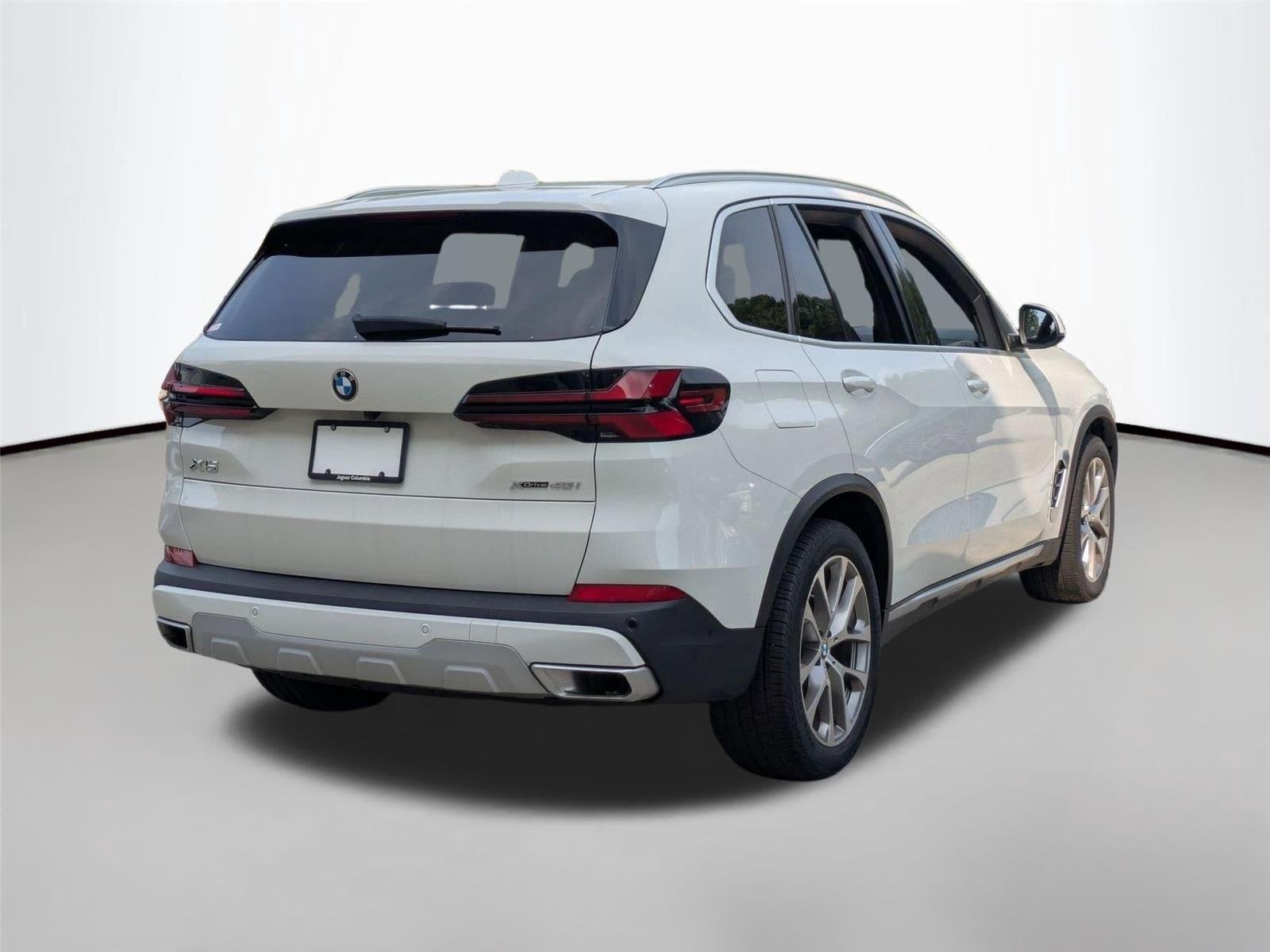 Used 2024 Alpine White BMW xDrive40i image 5