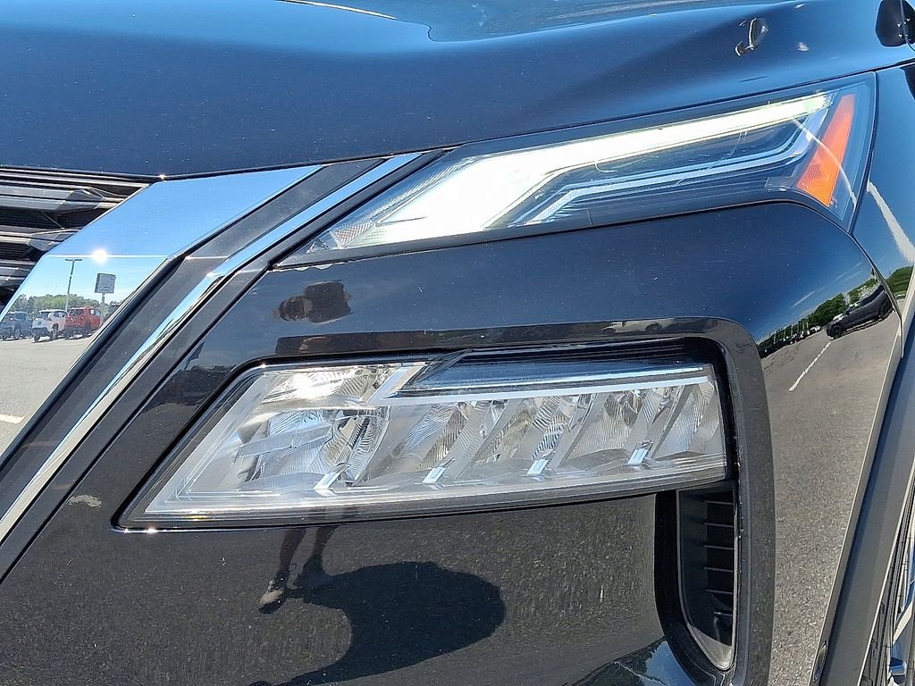 Used 2023 Black Nissan Platinum image 10