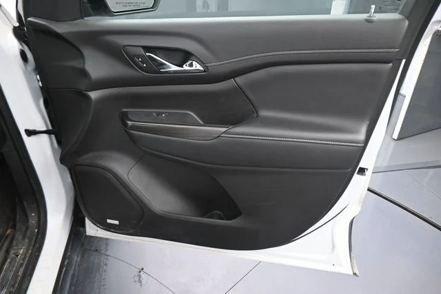Used 2023 White GMC SLT image 13