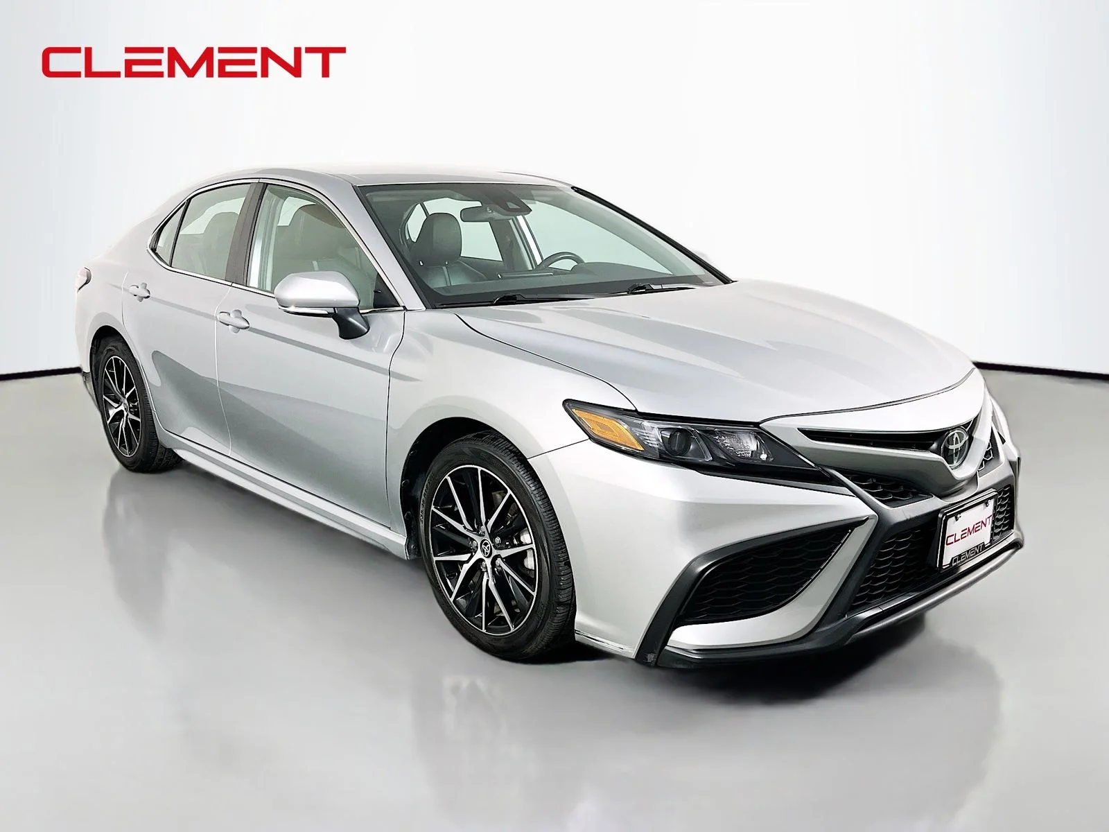Used 2022 Silver Toyota SE image 3