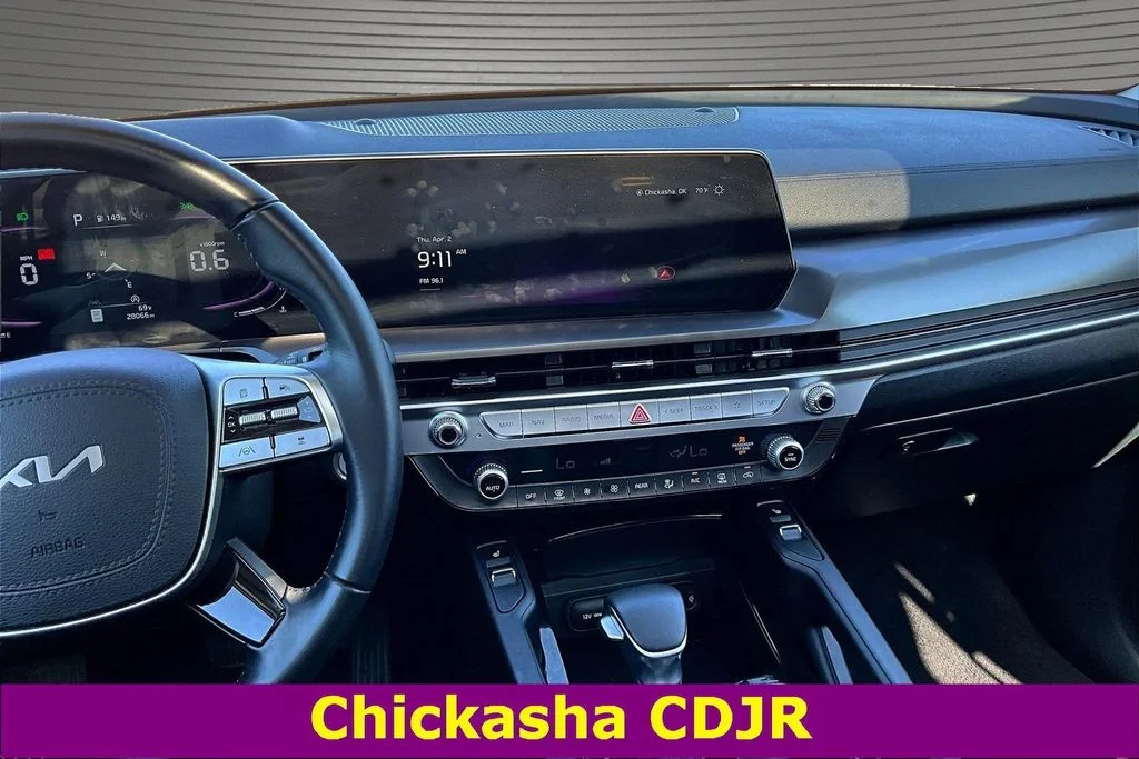 Used 2025 White Kia S image 9