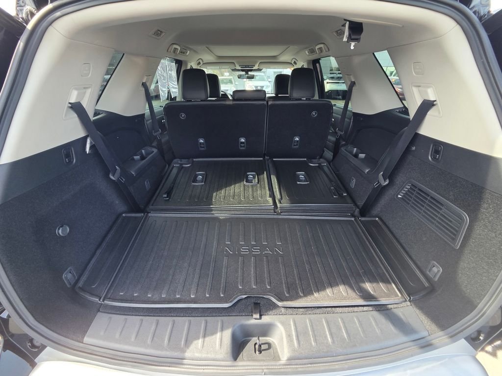 Used 2025 Black Nissan Platinum image 18