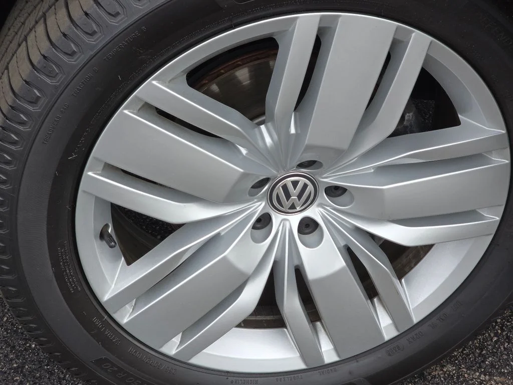 Used 2019 Silver Volkswagen SEL Premium image 18